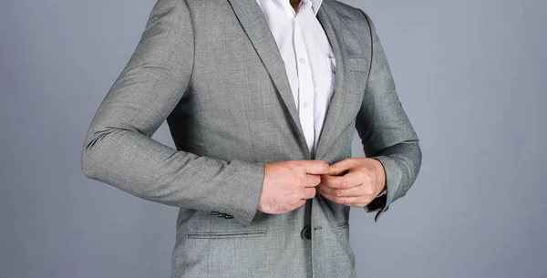 Hombre de pie sobre fondo gris. Chaqueta de hombre de negocios. hombre con estilo que mira moderno. guardarropa de chaqueta para hombre. hombre de moda vestido de traje. modelo de moda formal — Foto de Stock