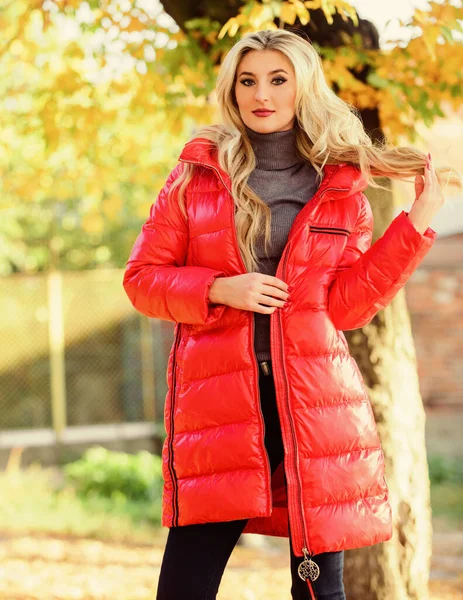 Herfstseizoen mode. Meisje geniet van herfstwandeling. Vrouw dragen jas of warme jas tijdens een wandeling in park natuur achtergrond. Kleding voor herfstwandeling. Moet in de kast gevallen zijn. Voel je gezellig en warm dit najaar — Stockfoto