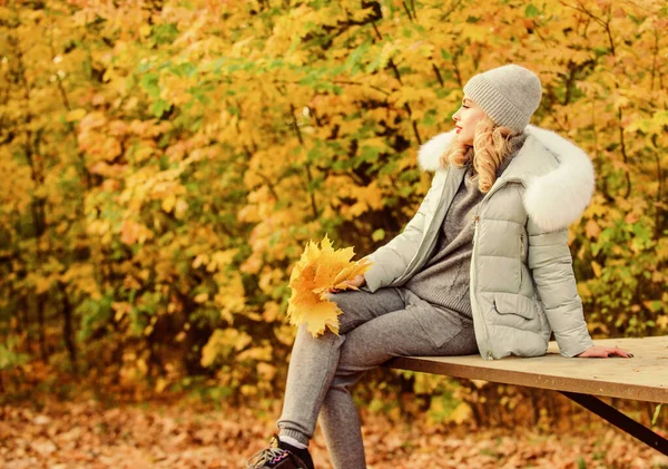 Voel je praktisch en comfortabel. Vrouw genieten van de herfst seizoen in het park. Warme gebreide kleding. Kleding voor de rust. Meisje ontspannen in de natuur dragen van gebreide kleding pak en jas. Model breigoed kleding bladeren achtergrond — Stockfoto