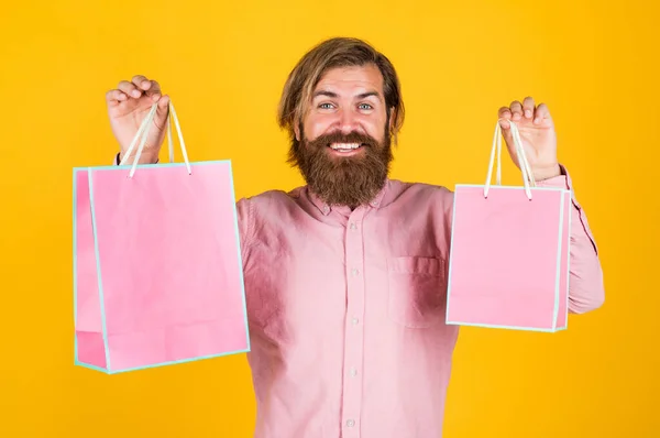 Propres affaires. surpris homme déballer. la livraison du colis. émotion humaine et expression faciale. homme barbu cadeau décoration de vacances. homme d'affaires tenant un paquet cadeau. cadeau à un collègue au travail — Photo