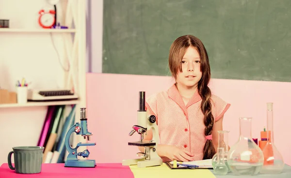 Menina pequena com microscópio. Experiência científica. Uma lição fascinante. Explore microbiologia. Estudar biologia. Educação em biologia. Tubos de teste para a aula de biologia. Lição científica. Laboratório escolar — Fotografia de Stock