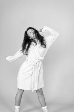 Sonsuza kadar güzel kal. Seksi kadın sabah uyanır. Uykulu kadın esner ve esner mavi arka plan. Hoş görünüşlü seksi bir kadın. Güzel bir kadın bornoz giyer. Ev kıyafetleri ve günlük giysiler. Uyanış