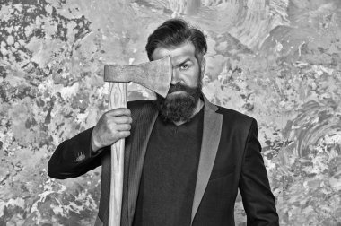 Keskin bıçak. Vahşilik ve erkeklik. Zalim sakallı iş adamı. Korkusuz ve cesur. Acımasız bir tıraş. Berber dükkanı. Korkmuyorum. Vahşice bir iş. Baltalı adam. Sakallı adam baltayı tut. Kesme konsepti