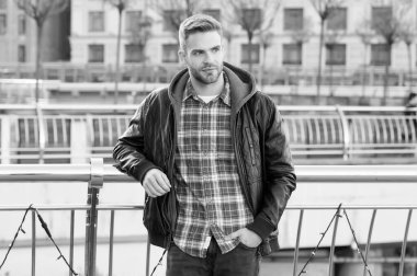 Modaya uygun giysiler. Şehir geçmişinde şık görünümlü yakışıklı bir adam. Modaya uygun giyinmiş beyaz bir adam. Sonbahar ya da bahar mevsimi. Modaya uygun ama sıradan. Moda eğilimi ve tarzı