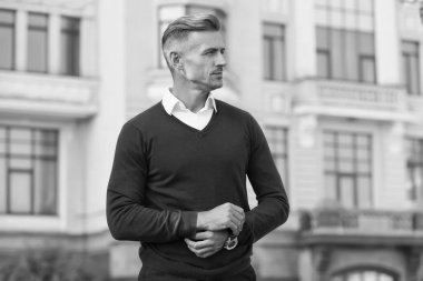 Kendine güvenen bir yönetici. Şu anki koşullar uygun. Erkeklik kavramı. Günlük kıyafet. Erkek manken mağazası. Erkek giyim ve şık kıyafetler. Adam gündelik tarzda yakışıklı görünüyor. Yakışıklı adam.