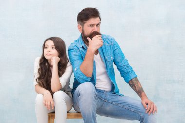 Sırf eğlence olsun diye kavga ettim. Mutsuz baba küçük kızıyla kavga ediyor. Birbirimizi görmezden geliyoruz. Çatışma ya da anlaşmazlık. Tartışma ve tartışma konsepti. Aile ilişkisi. Üretim boşluğu