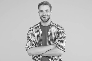 Sadece gülümse. Mutlu adam sarı arka planda gülümsüyor. Diş sağlığı. Diş hijyeni. Diş sağlığı kliniği. Diş bakımı alışkanlıkları. Çürükleri önlüyor. Koruyucu bakım ve tedavi. Dişçi dünyayı daha iyi bir yer yapıyor.