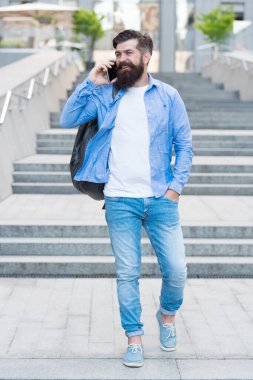 İletişim nasıl kurulur. Açık havada akıllı telefondan mutlu hipster sohbetleri. Mobil iletişim. Telefon görüşmesi ve iletişim. İletişim teknolojisini kullanarak. Modern hayat. Konuşkan olmak.