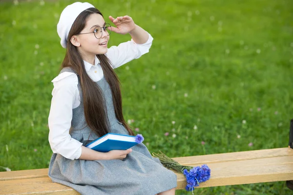 Elegante estudante menina leitura livro no parque, conceito de escola de elite — Fotografia de Stock