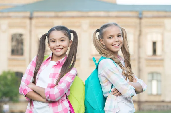 Niños que van a la escuela colegialas con mochilas, concepto de chicas de lujo —  Fotos de Stock