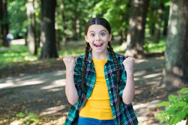 Menina scout tranças bonitos usar roupas xadrez natureza fundo, conceito de felicidade infantil — Fotografia de Stock
