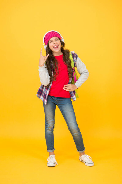 Добавьте свой голос с классной музыкой. Счастливая девушка поет песню на желтом фоне. Технология наушников. Превосходное звучание. Модные тенденции. Случайный стиль. Современная жизнь. Застрял в крутой технике.