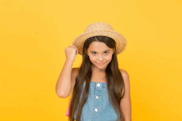 Beleza sem esforço. moda praia para crianças. pequena criança no fundo amarelo. alegria de férias e atividade. Beleza. tão esperadas férias de verão. infância feliz. alegre menina usar chapéu de palha — Fotografia de Stock