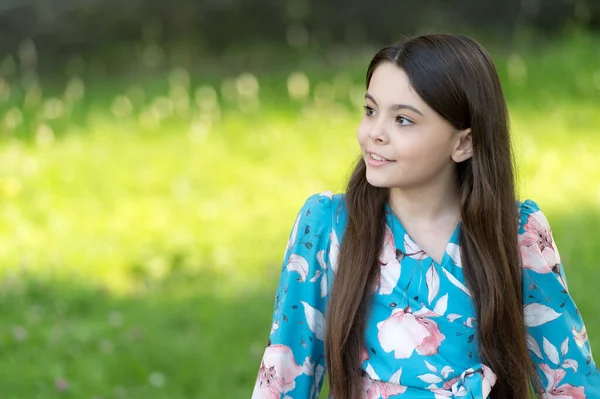 Menina com cabelos longos relaxante no parque ensolarado dia verde grama fundo, sonhando grande conceito — Fotografia de Stock