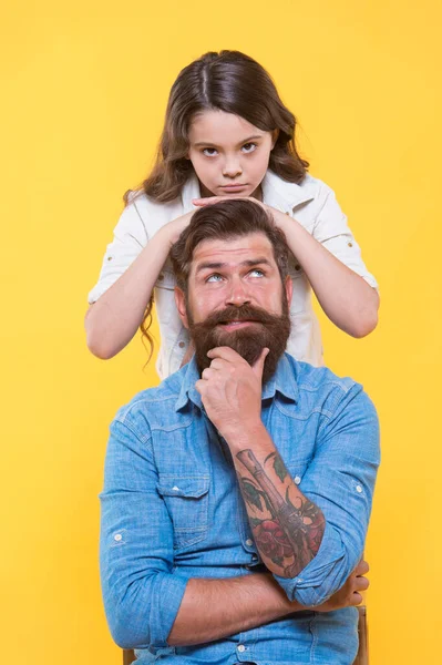 Vader en gelukkig dochtertje hebben plezier, prenthood concept — Stockfoto