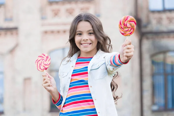 Bambina godere di vacanze estive mangiare dolci, concetto di ricordi d'infanzia — Foto Stock