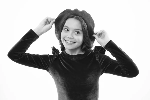 Ambicioso e bonito. sonhar com a França. criança alegre vestindo boina de estilo francês. feliz dia das crianças. moda infantil e beleza. menina pequena olhando elegante. bonito elegante menina em vermelho boina — Fotografia de Stock