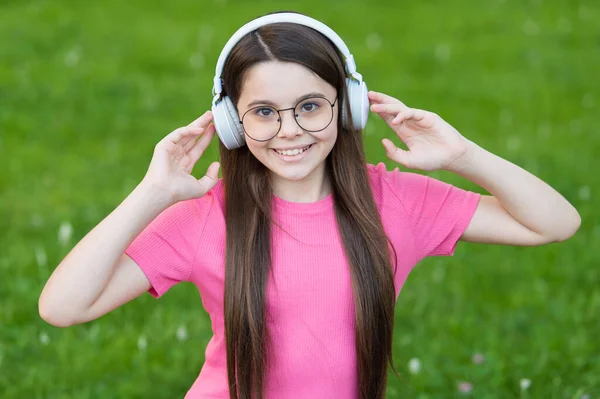 Chica escuchando melodía de verano auriculares inalámbricos fondo de la naturaleza, concepto de lista de reproducción favorita — Foto de Stock