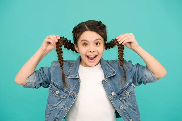 Sonriente chica adolescente con peinado trenzado largo, concepto de trenzas lindo — Foto de Stock