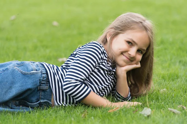 Njut av sommaren säkert. Glad unge slappna av på grönt gräs. Mode sommar stil. Skönhetssalong. Naturkosmetika för barn. Hudvård och hårvårdsprodukter. Sommarsemester — Stockfoto