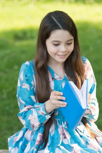 Bambino ragazza rilassante all'aperto con libro, nuovo concetto di capitolo — Foto Stock