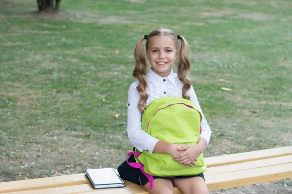 Школа девушка с рюкзаком расслабиться на открытом воздухе, когда предложения над концепцией — стоковое фото