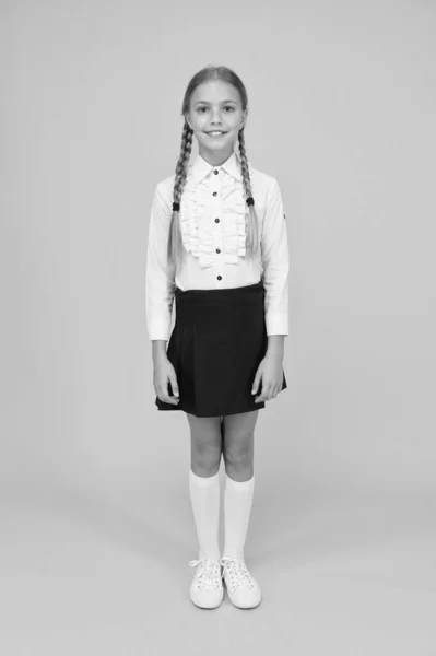 La chica de la escuela usa uniforme. Una niña bonita lista para estudiar. de vuelta a la escuela. educación en línea durante la cuarentena. aprender bien anillo futuro exitoso. Día del conocimiento. desarrollo infantil — Foto de Stock