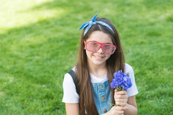 Fin flicka färska majsblommor bukett sommarsäsong, allergifri koncept — Stockfoto