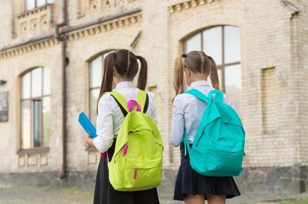 Bambini che vanno a scuola scolarette con gli zaini, concetto settembre — Foto Stock