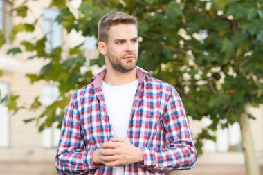 Herkesin kendine biraz zaman ayırmaya ihtiyacı vardır. Açık havada bekâr bir adam. Sıradan tarzda traşsız bir adam. Erkek giyim mağazası. Erkek gardırobu. Moda modası. Moda tarzı. Kuaför salonu. Berber Dükkanı
