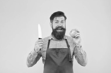 Şef yemek hazırlıyor. Güvenli kesim. Sebze doğruyorum. Her şefin bilmesi gereken kesim tekniklerinin nihai listesi. Sakallı adam domates hazırla. Taze salata tarifi. Olgun bir adam bıçak ve sebze tutar.