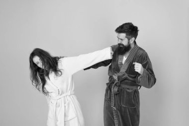 Karantinada hayatta kalan tavsiye ilişkileri. Sabah rutini. Birkaç uykulu yüz ev kıyafetleri. Bütün gün pijama. Uykulu insanlar mavi arka plan. Bornozlu bir çift. Sabahları uykulu ve zayıf.