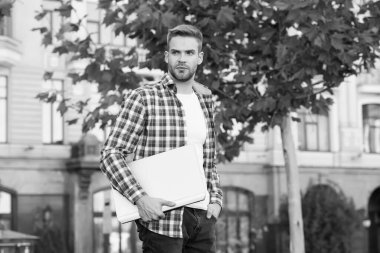 İş kurma. Millennial iş yaratıyor. Modern iş. Modern teknolojiler. Açık hava üniversitesi kampüs geçmişi. Çevrimiçi iletişim. İnternette sörf yapmak. Adam geliştirici dizüstü bilgisayarını tut