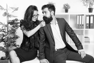 Baştan çıkarıcı meslektaşım. Patronla flört ediyor. Erkek ve kadın iş arkadaşları. Ofis flörtü. Kariyer şirketi. Ofis çifti. Flört ve baştan çıkarma. Seksi sekreter ve menajer. İş ilişkisi