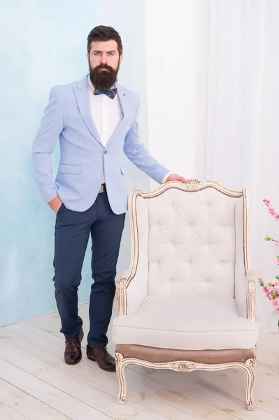 Gentleman uomo elegante indossare papillon abito classico, concetto di showroom di moda — Foto Stock