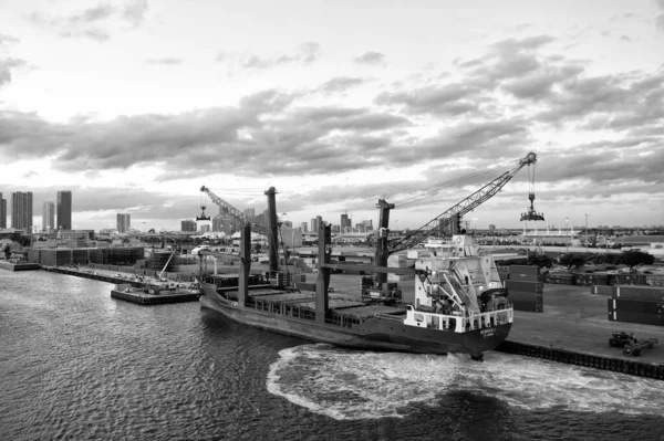 Miami, EE.UU. - 01 de marzo de 2016: buque de carga vacío en puerto. Contenedor de barco en el cielo nublado. Fondo del horizonte de la ciudad. Envío de carga. Heinrich J. ST Johns. Compañía Corona. Transporte y transporte — Foto de Stock