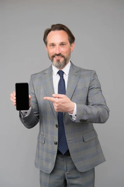 Muž formální oblečení manažer zobrazující mobilní obrazovku, aplikace zkušební koncept — Stock fotografie