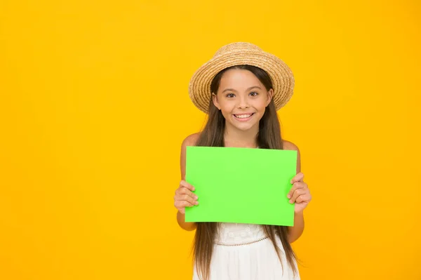 Publicidad efectiva. Un anuncio brillante. Necesito su atención. Únete al evento. Ventas de verano. Chica feliz mantenga el espacio de copia del cartel. Tiempo de vacaciones. Sombrero de paja de niña. Concepto de publicidad. Promover el turismo — Foto de Stock