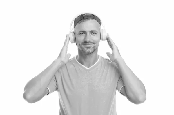 Élj hangosan. Jóképű fickó fehér fülhallgatót visel. Felnőtt férfi zenét hallgat fejhallgatóban. Sztereó fejhallgató. Divat fejhallgató. Új technológia. Szórakozás és szórakozás. Hallgasd és éld át. — Stock Fotó