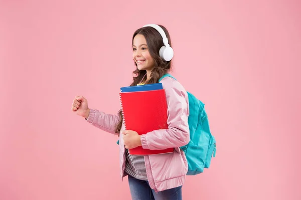 Nytt perspektiv på lärande. Glad grabb tillbaka till skolan rosa backgroud. Ett litet barn som låtsas hålla nåt i handen. 1 september. Kunskapsdagen. Utbildning och studier. Läsårets början, kopieringsutrymme — Stockfoto