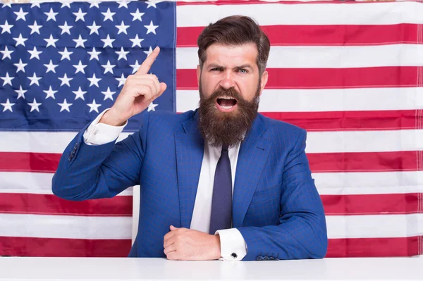 Eleições e debates. Todos os votos importam. Feriados nacionais. Celebração da vitória. Homem hipster barbudo sendo patriótico para os EUA. Reforma americana. 4 de Julho. Cidadão americano bandeira dos EUA. Cidadão americano — Fotografia de Stock