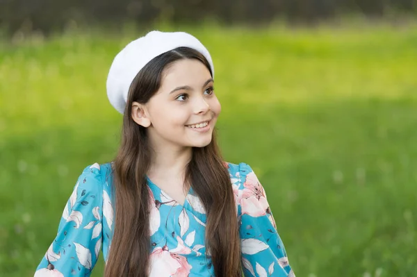 Sofisticado fashionista niña usar sombrero boina y vestido de fantasía fondo de la naturaleza, concepto de traje de verano — Foto de Stock