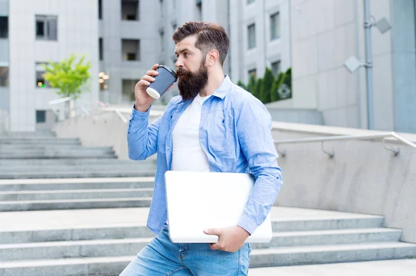 Il caffè mi completa. Brutale hipster bere caffè all'aperto. Un caffe 'da asporto. Bevanda calda. Pausa caffè. La vita moderna. Abitudine mattutina da bere. Sperimentare l'amore al primo sorso — Foto Stock