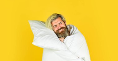 Uykuya dalın. Yastığı ve yorganı olan yakışıklı bir adam. Yeterince uyudum. Bahşişler daha iyi uyuyor. Sakallı adam uyukluyor. Melatonin uykunu getirir ve uyumana yardımcı olur.