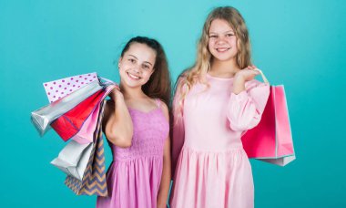 Satın aldığınız için teşekkürler. Pazartesi günü çocuklar siber ortamda. Büyük indirim. Genç kızlar kese kağıdı tutarlar. Tatil için hediye al. Paket satın alan alışveriş meraklıları. Neşeli çocuklar alışverişe gider. Kara Cuma konsepti