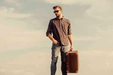 Tatil zamanı. Klasik valizli bir adam. Bagaj konsepti. Seyahat acentesi. Gezgin blogcu. Eşyalarını bagajda taşıyan bir adam. İş gezisi. Yakışıklı bir gezgin. Bagajla seyahat et.