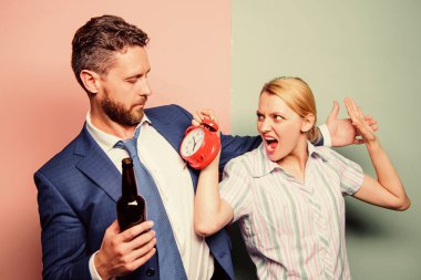 Saate bak. İlişki sorunları. Aile psikolojisi. mutsuz bir hayat. Alkolik adam şarap içer. Kadın alarmlı saati gösteriyor. Karım, kocanızın neden eve bu kadar geç geldiğini merak ediyor. Aile rutini