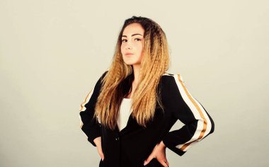 Zarif ve atletik parçaları karıştırıyorum. Spor kıyafetleri podyumlarda kural koyuyor. Mavi arka planda kadın saç stili. Moda modası. Voluminous kıvrımlı saç stili. Moda kıvrımlı saç stili. Spor şıklığı