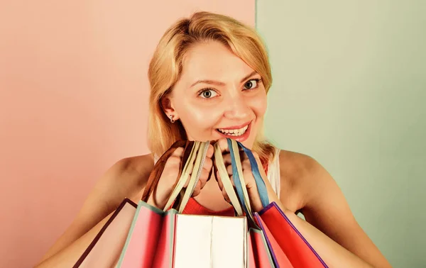 Επιτυχημένα ψώνια. κατάστημα closeout. Χαρούμενη πωλήτρια. Μεγάλη πώληση. γυναίκα shopaholic κρατήσει τσάντες για ψώνια. παρόν πακέτα για προετοιμασία των διακοπών. ειδική προσφορά για τη μαύρη Παρασκευή — Φωτογραφία Αρχείου