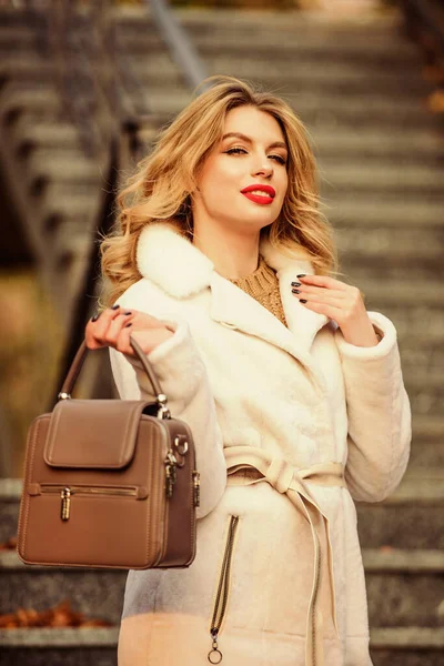 Hová menjünk legközelebb? Ragyogóan néz ki a lány. szexi blong nő piros rúzs. Őszi szezon. Európai tél van. Lány meleg kabát lépcső. műszőrme kabát divat. stílusos üzlet hölgy bőr táska — Stock Fotó